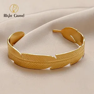 Bracelet ouvert simple en acier inoxydable plaqué or 18 carats en forme de plume pour femme