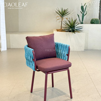 Chaise de jardin en métal avec accoudoirs en corde tressée et coussins pour terrasse extérieure