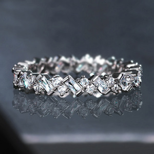 Anello a fascia intera di forma quadrata dal design moderno per donna - Product Image 2