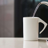 Tasse à café en céramique inclinée de style nordique minimaliste avec poignée et support au design unique, idéale comme cadeau créatif pour le bureau