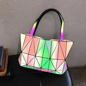 Fabrik preis Luxus Handtaschen hohe helle Laser Regenbogen Farbe reflektierende geometrische Schulter tasche hand geschnittene Taschen für Damen Frauen