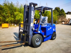 Nuovo Carrello Elevatore Elettrico a Quattro Ruote Shanghai da 2,5 TON con Batteria Standard, Pneumatici Gonfiabili e <span class=keywords><strong>Dimensioni</strong></span> Forche 1070x125mm - Product Image 1