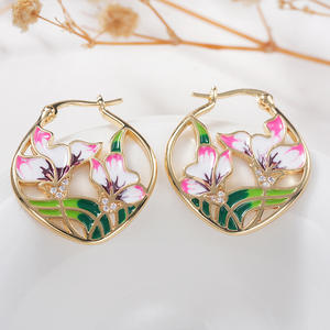 Orecchini a Cerchio E4806 con Fiore Dorato, Cristalli e Strass, Gioielli Raffinati per Uso Quotidiano - Product Image 4