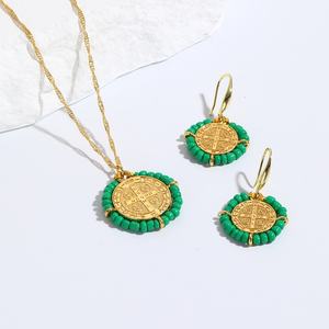 Joyería para Mujer San Benito: Abalorios de Cobre Hechos a Mano, Bañados en Plata, Coloridos, Geométricos y Circulares con Diseño de Madonna - Product Image 6