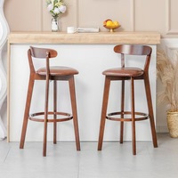 Tabouret de bar à pieds hauts en bois clair avec siège moderne minimaliste rembourré et repose-pieds rond. Baravec une conception arquée de dossier.