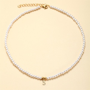 Collar de cadena con colgante de letra inicial de acero inoxidable chapado en oro de alta calidad, resistente al agua, con 26 letras iniciales y cadena de perlas. - Product Image 5