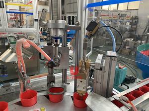 Özel makineler otomatik küçük boyutlu plastik domestos çamaşır suyu sprey şişe kapağı conta üretim hattı kap liner bobin sarım makinesi - Product Image 3