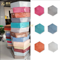 Panneaux de plafond muraux en tissu polyester hexagonal moderne Coussin anti-collision Carreaux de panneau à épingles en feutre absorbant le son
