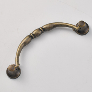 Poignée de tiroir en alliage de zinc bronze style antique, espacement des trous de 92 mm, design traditionnel, quincaillerie de meubles durable - Product Image 1