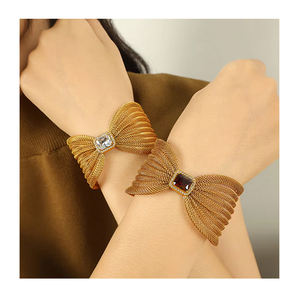 <span class=keywords><strong>Bracelet</strong></span> en acier inoxydable luxueux en <span class=keywords><strong>maille</strong></span> enveloppante en forme de cœur avec nœud papillon en cristal coloré en or 18 carats anti-ternissement imperméable pour femme Cadeau - Product Image 1