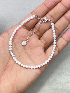 Pulsera de Howlite, Joyería Delicada con Piedras Preciosas, Cuentas Microfacetadas, Pulsera de Cristal, Joyería Minimalista, Pulsera con Piedras Preciosas Pequeñas - Product Image 4