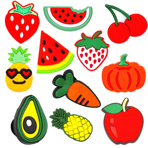 En stock : Breloques de chaussures en caoutchouc et silicone (fruits et plantes) – Fraise, Ananas, Pastèque, Pomme – pour Crocs et sabots - Product Image 1