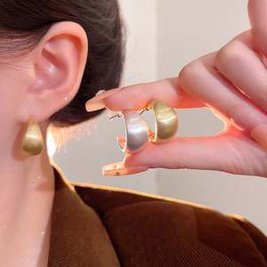 2025ใหม่ตุ้มหูเม็ดเดี่ยวสีฝ้าสไตล์ยุโรปอเมริกันย้อนยุคหรูหราเครื่องประดับแฟชั่นหรูหราเข้าชุดได้กับทุกชุด - Product Image 1