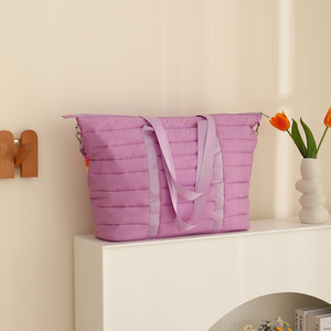 حقيبة حمل واسعة من مصمم لعطلة نهاية الأسبوع ، حقائب حمل منتفخة ومشرطة - Product Image 4