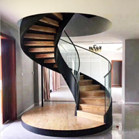 Escalier en colimaçon intérieur moderne en acier au carbone et verre, design efficace et très bien noté, avec rampe en métal enroulée