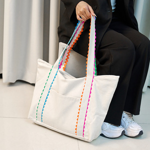 Bolsa de Lona Personalizada con Detalle de <span class=keywords><strong>Ric</strong></span> Rac Colorido, Bolsa de Playa Grande para Damas de Honor con Bolsillo Exterior y Cierre de Cremallera - Product Image 4