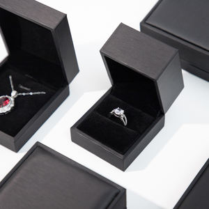 Caja de Regalo de Joyería de Cuero PU Negro Personalizada Zebo para Anillos y Collares - Modelo J70, Diseño Liso, OEM/ODM Disponible - Product Image 4