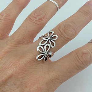 Anello Aperto Vintage con Motivo Floreale per Donne, Design Traforato Elegante e Semplice, Gioiello da Dito alla Moda - Product Image 1
