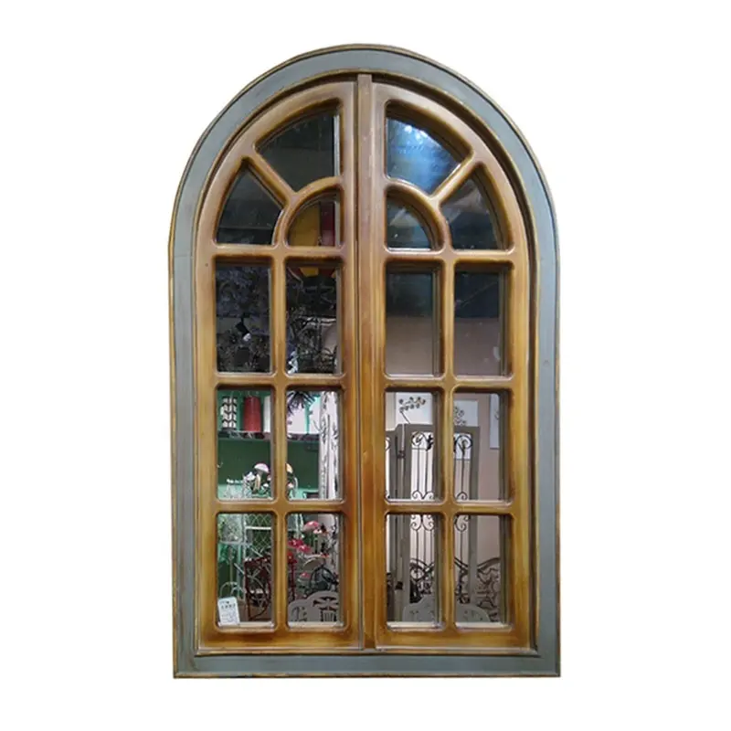素朴な家の装飾的な庭のアーチ白い窓木製の壁の鏡