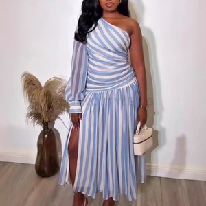 Nueva Colección de Verano: Vestidos Largos de Moda para Mujer, Estilo Africano, con Rayas, Un Hombro Descubierto y Abertura Lateral - Product Image 1