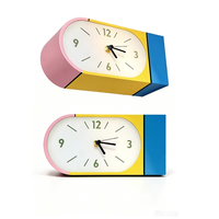 Jam Dinding Persegi Warna-warni dengan Dua Sisi Jam Sudut Geometris Retro Cocok untuk Ruang Tamu dan Kamar Tidur
