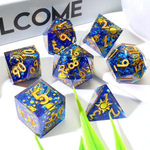Jeu de dés polyédriques créatifs à bords vifs en résine, faits à la main, avec un thème mystérieux pour les jeux de table Dungeons & Dragons - L8 - Product Image 1