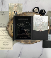 Suite d'invitations de mariage de luxe en acrylique noir mat brillant avec bande argentée, photo, RSVP et détails forestiers, impression personnalisée