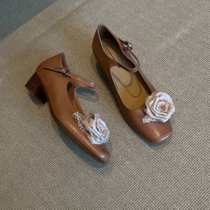 Escarpins élégants en cuir à motif floral pour femmes, avec bride à boucle unique et talon épais de style français, parfaits pour les robes - Product Image 4