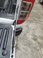 Accessoires tout-terrain 4x4 pour Navara NP300 D23 : Kit d'amortisseurs de hayon à gaz pour une descente lente