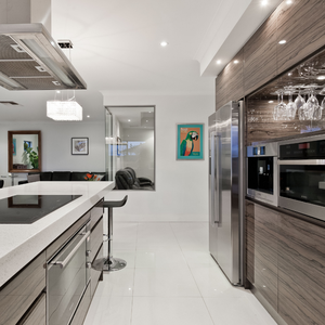 Armoires de cuisine de luxe en bois de frêne massif avec finition chêne couleur brun clair Fabriqué en Indonésie pour un usage en appartement - Product Image 1