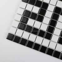 En stock, mosaïque de carreaux en céramique émaillée noire mate et blanche pour la décoration des murs, sols et coins de cuisines et salles de bains