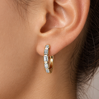 Boucles d'oreilles créoles Huggie en or 14K 18K avec diamant de laboratoire couleur D-F taille émeraude serti clos 1CTW