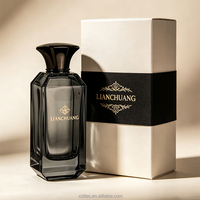 Flacon de parfum de luxe géométrique avec vaporisateur, bouchon en forme d'entonnoir noir et boîte d'emballage haut de gamme disponibles. Échantillons disponibles.