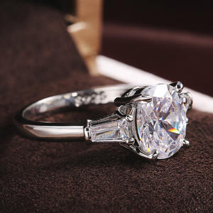 แหวนเพชรทรงรีสำหรับผู้หญิง F604 ประดับเพชรทรงบาแก็ตต์ด้านข้าง ดีไซน์คลาสสิกสำหรับงานหมั้น - Product Image 5