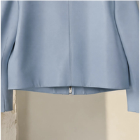 Veste en cuir de mouton lisse bleu ciel clair pour femme, col chemise, grande poche plaquée incurvée, coupe courte, style frais et moderne