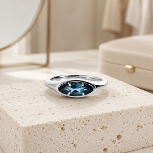 Bague en argent sterling 925 avec topaze bleue de Londres, bague signet avec pierre précieuse naturelle taille marquise, déclaration minimaliste moderne pour femme - Product Image 3