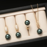 Ensemble de bijoux de mode exquis en gros, plaqué or 18 carats, laiton, zircon, collier pendentif perle ronde, boucles d'oreilles et bagues pour femmes