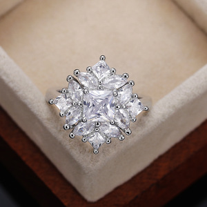 Anello di fidanzamento con pavé floreale per donna, elegante gioiello da dito per feste - Product Image 6