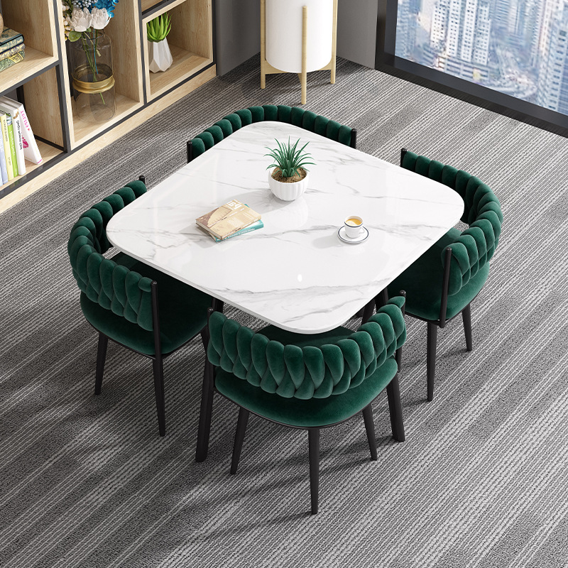 [1 table 4 chaises dalle de roche] table carrée - velours vert foncé