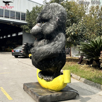 Gorille animatronique sur mesure, orang-outan sur une banane