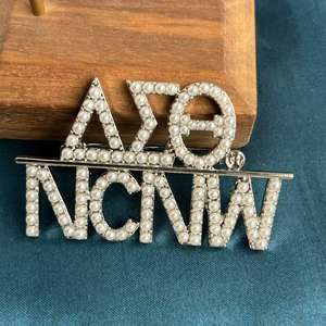 Custom Griekse Letter Delta Sigma Badge Studentenvereniging Broederschap Ncnw Pin Metalen Accessoires Dames Logo Broches Parel Broche - Product Image 4