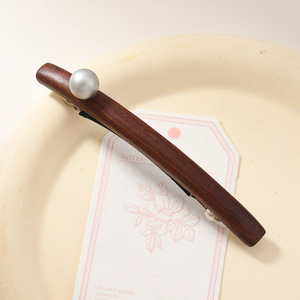 Épingle à cheveux minimaliste française en perles, idéale pour un usage quotidien, parfaite pour les trajets domicile-travail et comme accessoire pour une queue de cheval mi-attachée. - Product Image 3