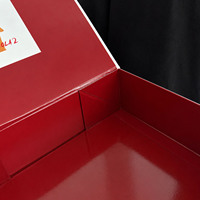 Boîte cadeau magnétique pliable personnalisée blanche et rouge avec motif gaufré, emballage rigide en papier pour vêtements
