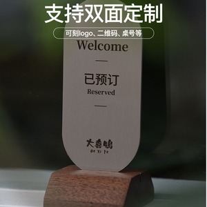 Support de numéro de table rectangulaire en laiton et bois de noyer, durable pour les restaurants - Product Image 4