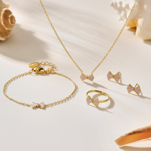 Parure de bijoux pour enfants en émail rose avec nœud : collier, bracelet, bague, boucles d'oreilles – en titane plaqué or 18 carats sous vide pour mariage et fête - Product Image 2