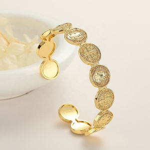 Bracelets tendance pour femmes en alliage de cuivre plaqué or 18 carats avec zircon, bijoux simples et élégants, vente en gros - Product Image 5