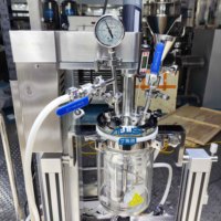 Homogénéisateur sous vide à cisaillement élevé avec cuve en verre de petite capacité, machine d'émulsification motorisée pour produits chimiques cosmétiques, laboratoire automatique