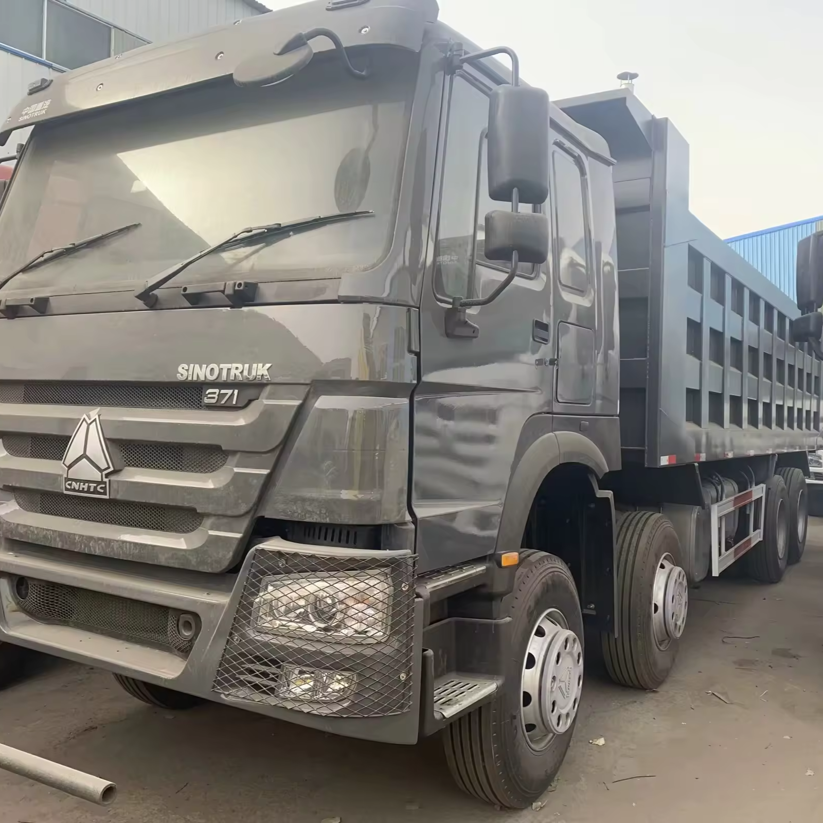 Camion benne HOWO neuf et d'occasion 8X4 Sinotruck camion à benne basculante en bon état