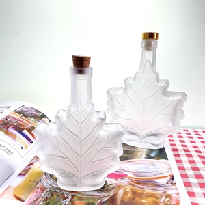 Bouteilles en verre uniques en forme <span class=keywords><strong>de</strong></span> feuille d'érable 50ml 100ml 250ml pour le stockage <span class=keywords><strong>de</strong></span> <span class=keywords><strong>rhum</strong></span> noir et <span class=keywords><strong>de</strong></span> boissons haut <span class=keywords><strong>de</strong></span> gamme - Product Image 5