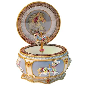Vente en gros : Cheval de carrousel rotatif vintage lumineux en résine, avec mélodie classique personnalisée, à manivelle, mouvement à ressort, cadeau de luxe - Product Image 1
